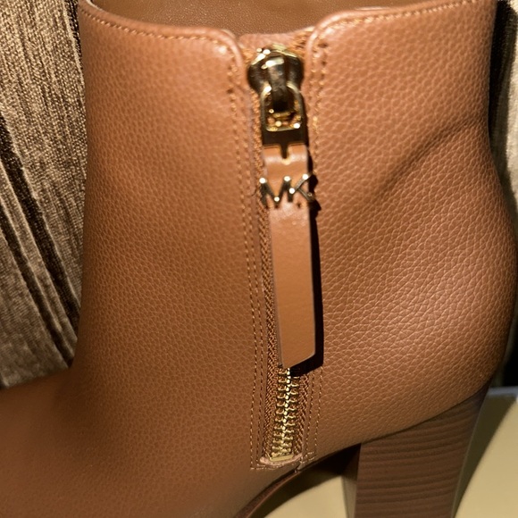 Mint condition new in box Michael Kors!!! - Picture 4 of 5